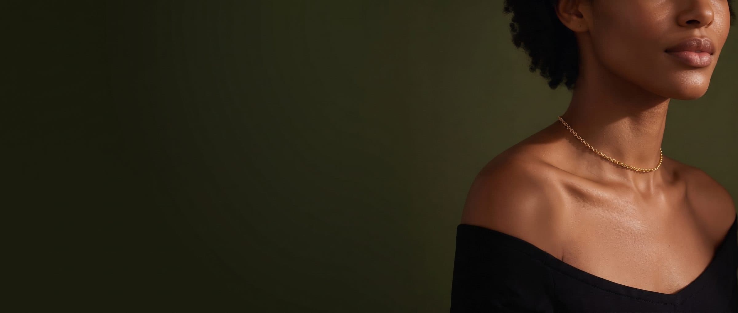 Modelo usando Choker Elo Português Ouro, da Veresare