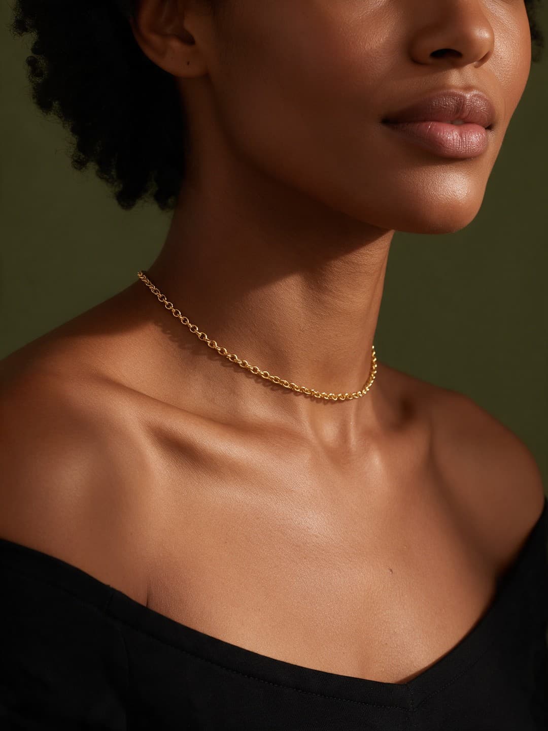 Modelo usando o Choker Elo Português Ouro da Veresare